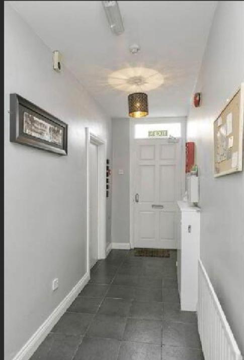 Big Yellow Door In Queens Quarter بلفاست المظهر الخارجي الصورة